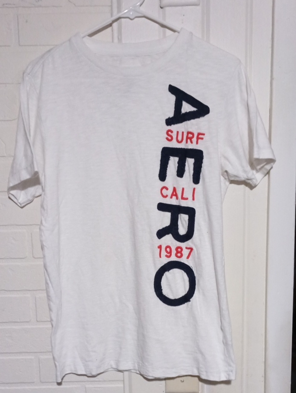 Aeropostale White Short Sleeve Surf Graphic Tee with Navy and Red Accents
